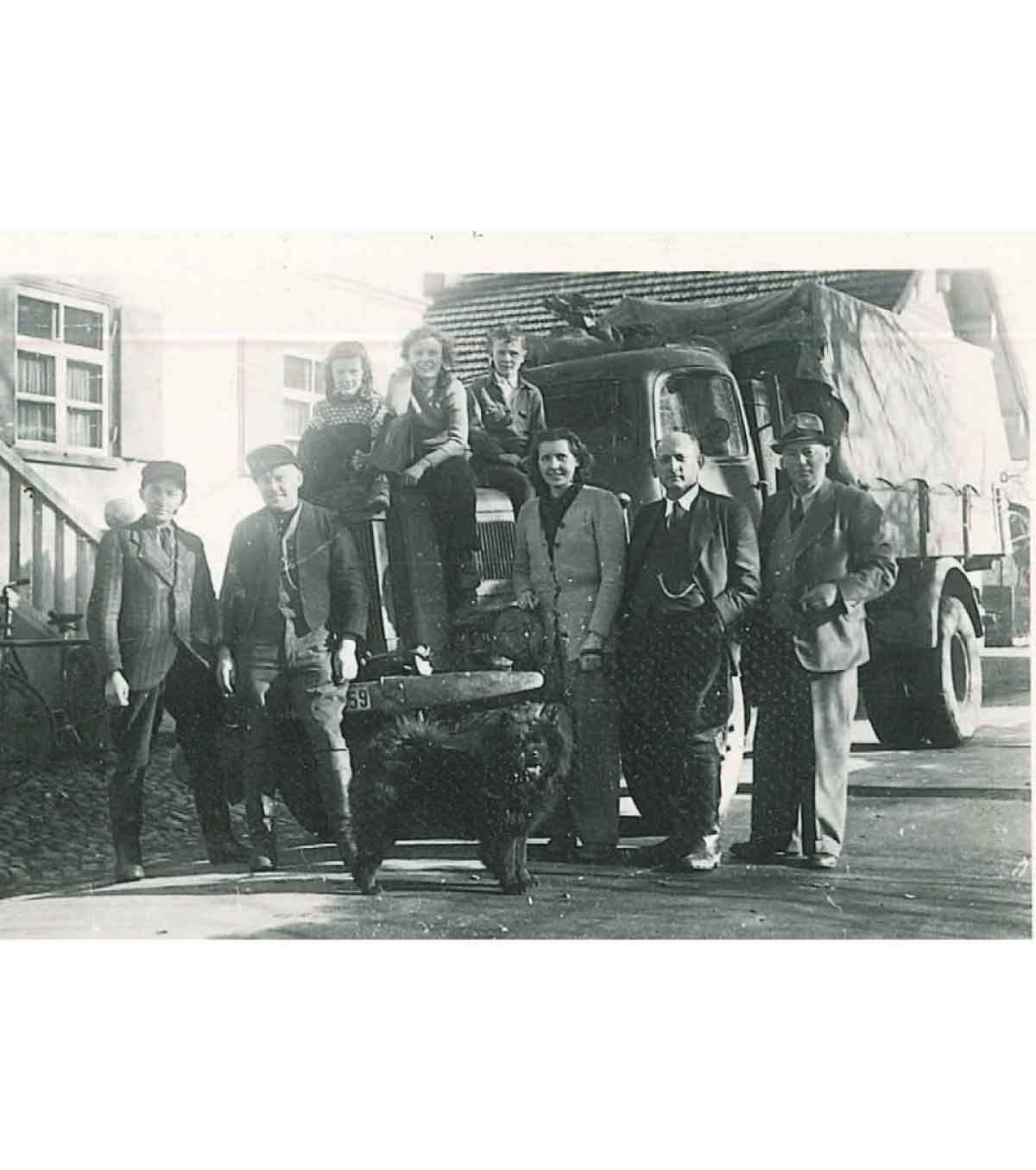 Rudi Howald (Nadia’s great-grandfather) and his children together with their driver, operating manager, a friend of the family and Rudi’s brother, standing in front of the truck that the family us | Photo: © private