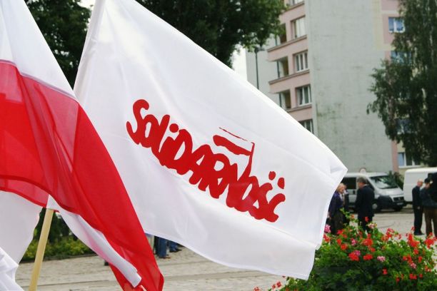 Flag of the Polish non-governmental trade union “Solidarność” | Photo: Platforma Obywatelska RP / Flickr, CC BY SA 2.0 (https://creativecommons.org/licenses/by-sa/2.0/)