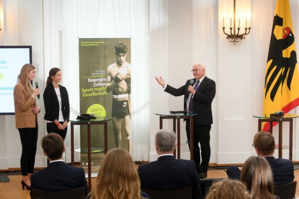 Federal President Frank-Walter Steinmeier (right) in conversation with this year's prize winners | Photo: David Ausserhofer