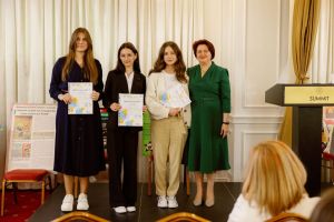 State Secretary Valentina Olaru handed out diplomas I Photo: DVV International Moldova