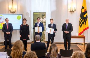 Federal President Frank-Walter Steinmeier (right) and Thomas Paulsen, member of the Executive Board of Körber-Stiftung (left), with this year's German first prize winners | Photo: David Ausserhofer