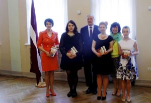 The State President of Latvia with the first place winners: Anna Fjodorova, Katrīna Smeltere, Laura Kļaviņa and their teachers | Photo: Toms Kalniņš