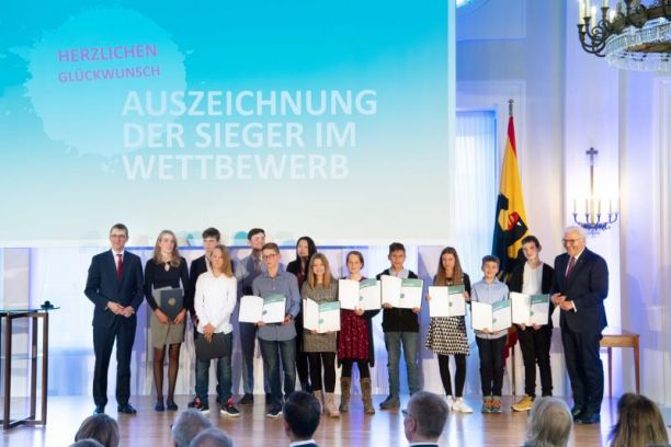Federal President Frank-Walter Steinmeier (right) and Thomas Paulsen, member of the Executive Board of Körber-Stiftung (left), with this year's first German prizewinners | Photo: David Ausserhofer