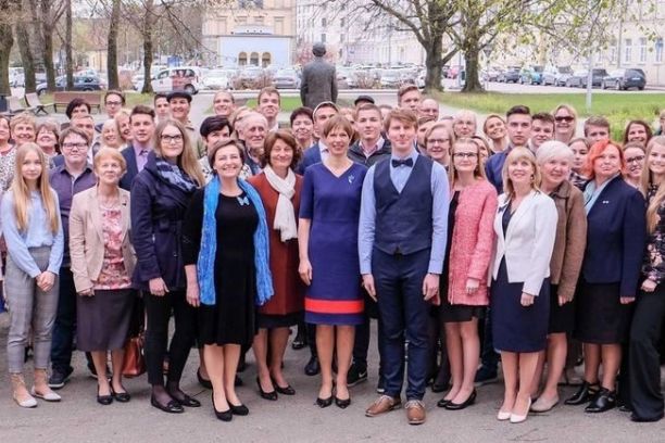 President Kersti Kaljulaid with participants and their tutors and parents | Photo: Aldo Luud