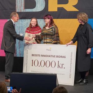 Malou and Sofie in their self-knitted sweaters, winners in the category “Most Innovative” I Photo: Trine Villumsen