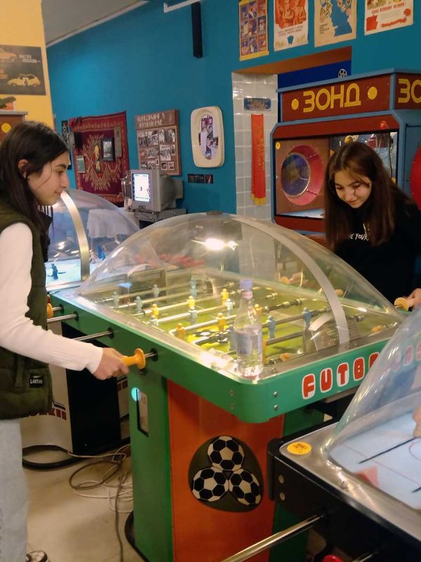 Students trying out old Soviet gaming machines | Photo: Körber-Stiftung