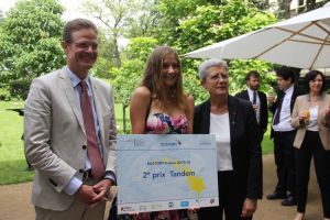 German Ambassador Nikolaus Meyer-Landrut standing next to a prize winner and the Secretary of State to the Minister of the Armed Forces in France, Geneviève Darrieussecq | Photo: Fédération des Maisons Franco-Allemandes
