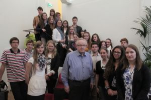 Former Finnish President Martti Ahtisaari with group | Photo: Tina Gotthardt