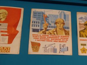 Propaganda poster at the Yerevan Soviet Club I Photo: Insea Kiderlen
