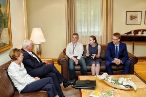 Florian Hirsch, Christine Kudrawzew and Lukas Stoy (on the sofa from left) in conversation with President Frank-Walter Steinmeier  | Photo: German government/Steffen Kugler