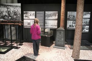 Visiting an exhibition about the Finnish Civil War | Photo: Tina Gotthardt