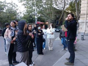 Irakli Khvadagiani (right) presenting the city tour “Topography of Red Terror” | Photo: Lika Katsitadze