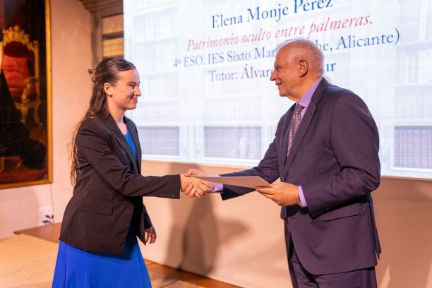 Josep Borrell congratulating Elena Monje Pérez, winner of the first prize in the Iberian EUSTORY History Competition 2024 I Photo: Real Maestranza de Caballería de Ronda