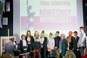 Pupils and their tutors being awarded | Photo: Maciej Łabudzki