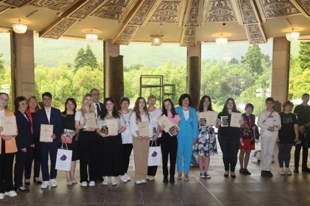 Winners of the Bulgarian History Competition 2024 together with former President Petar Stoyanov I Photo: Values Foundation