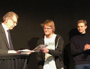 The winner of the Danish history competition 2018 receives his diploma | Photo: Winnie Færk